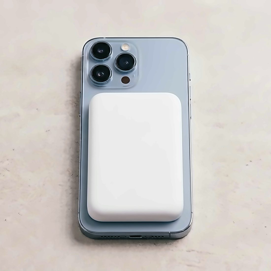 Rayzox blanche fixée au dos d'un smartphone